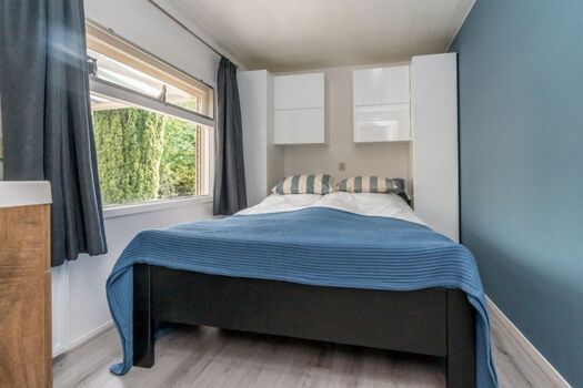 Schlafzimmer 1 mit Doppelbett und Kleiderschrank