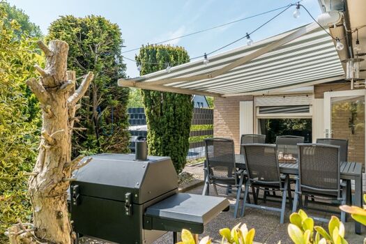 Die Terrasse mit Gartenmöbel und Grill