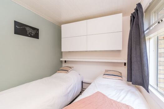 Schlafzimmer 2 mit 2 Einzelbetten und Kleiderschrank