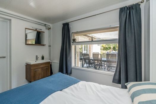 Schlafzimmer 1 mit Doppelbett und Waschbecken