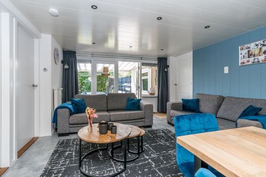 Die Sitzecke mit SMART-TV