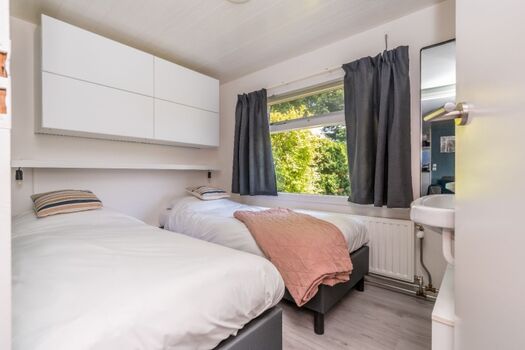 Schlafzimmer 2 mit 2 Einzelbetten und Kleiderschrank