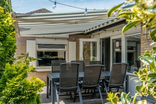 Die Terrasse mit Gartenmöbel und Markise