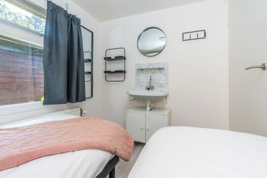 Schlafzimmer 2 mit 2 Einzelbetten und Waschbecken