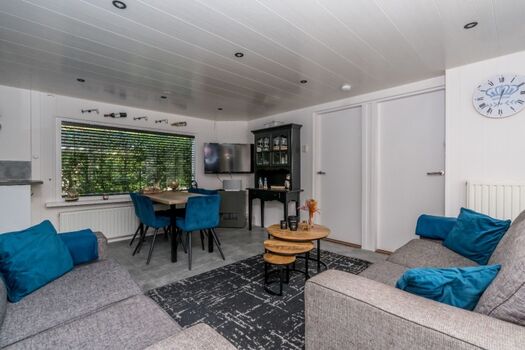 Die Sitzecke mit SMART-TV