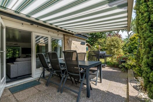 Die Terrasse mit Gartenmöbel und Markise