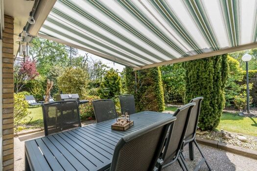 Die Terrasse mit Gartenmöbel und Markise