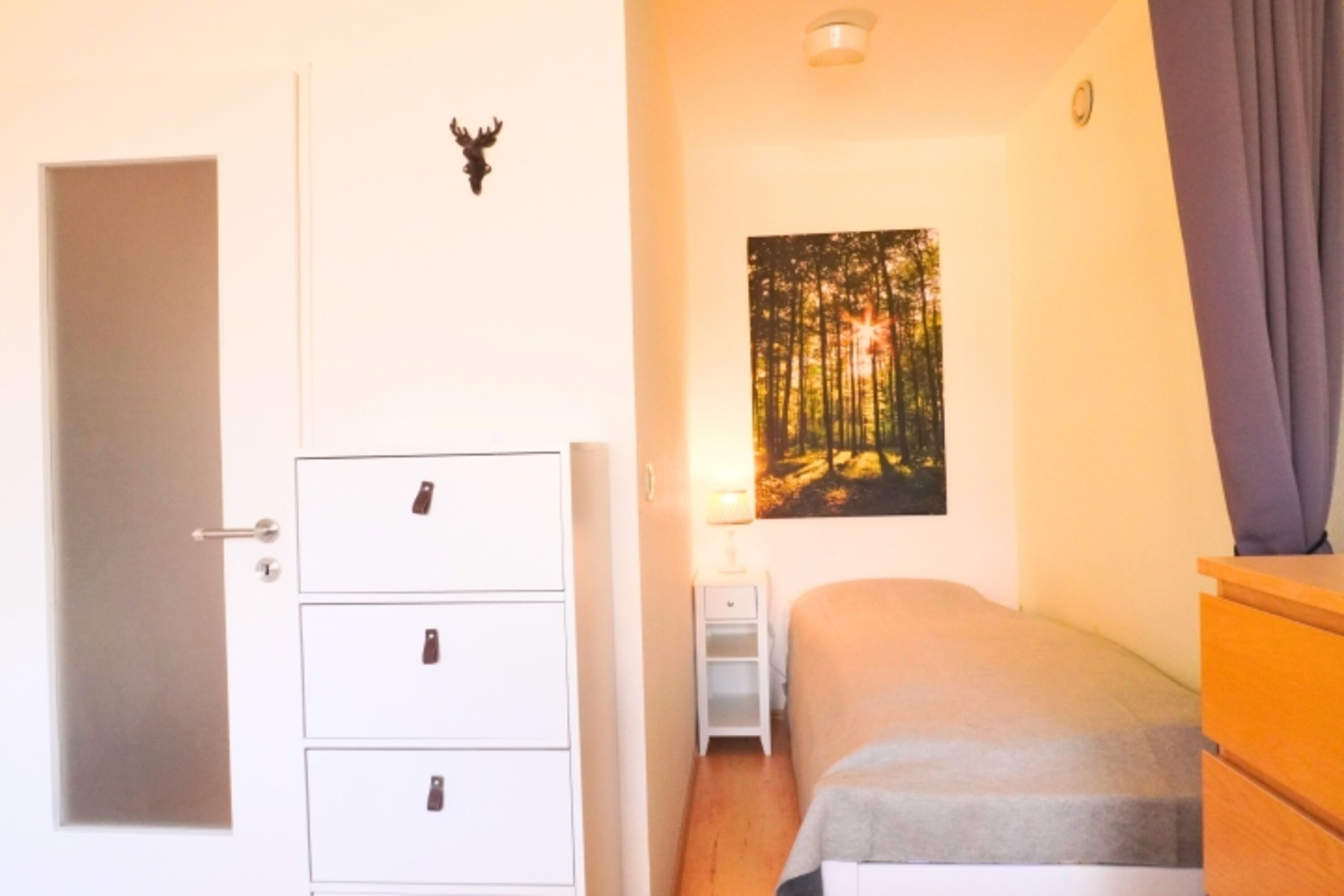 Erstes Schlafzimmer (ein Doppelbett ein Einzelbett)