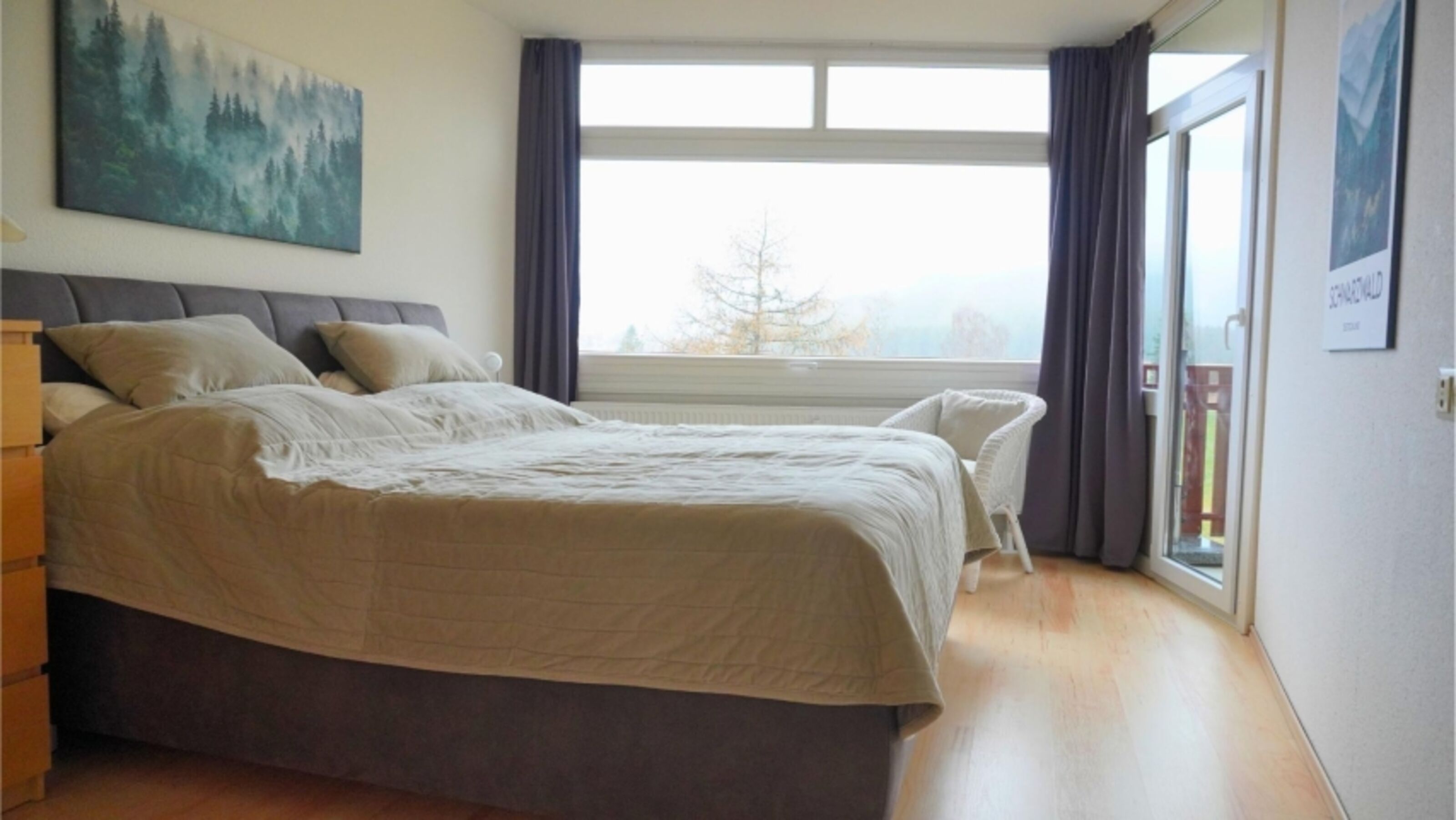 Erstes Schlafzimmer (ein Doppelbett ein Einzelbett)