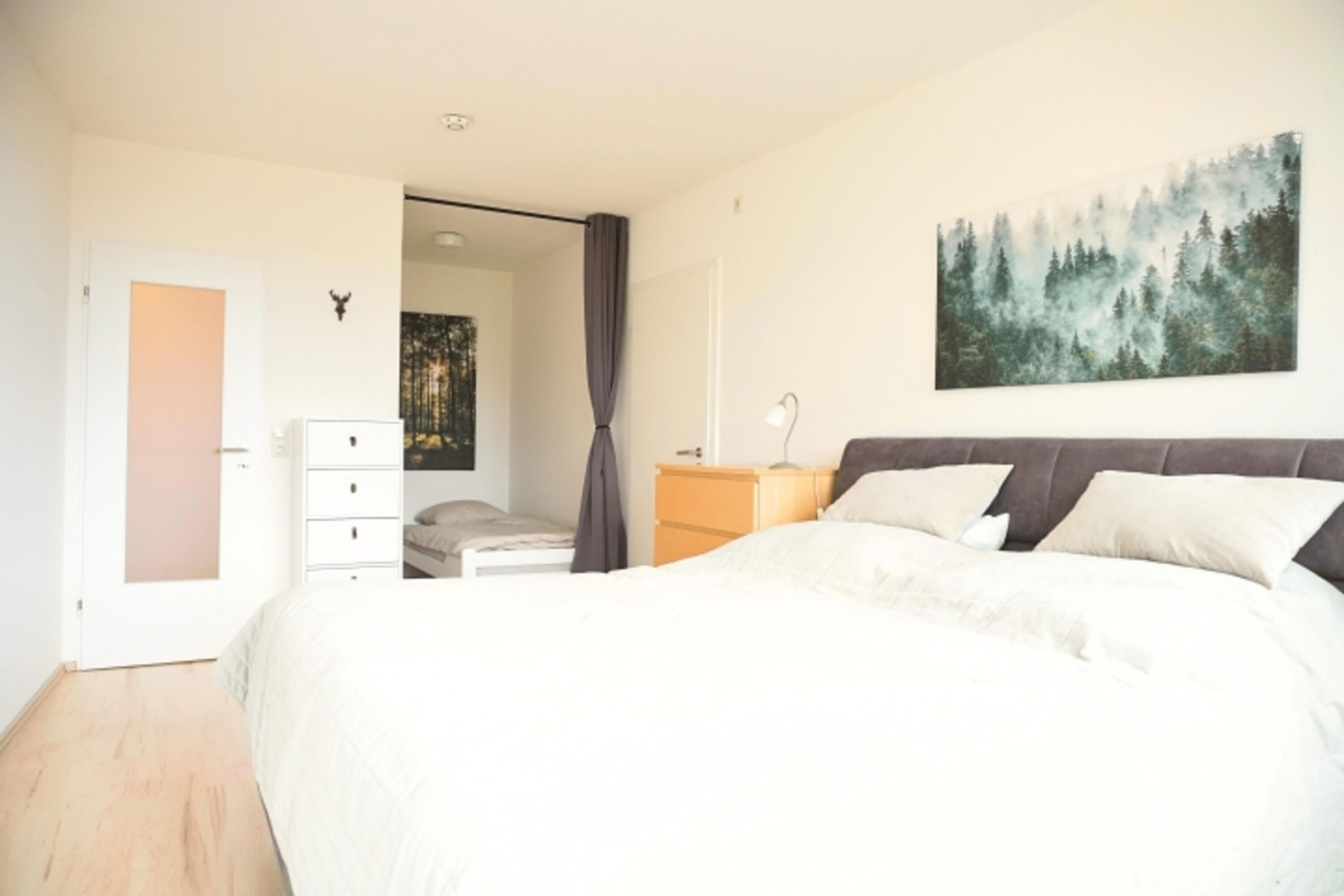 Erstes Schlafzimmer (ein Doppelbett ein Einzelbett)