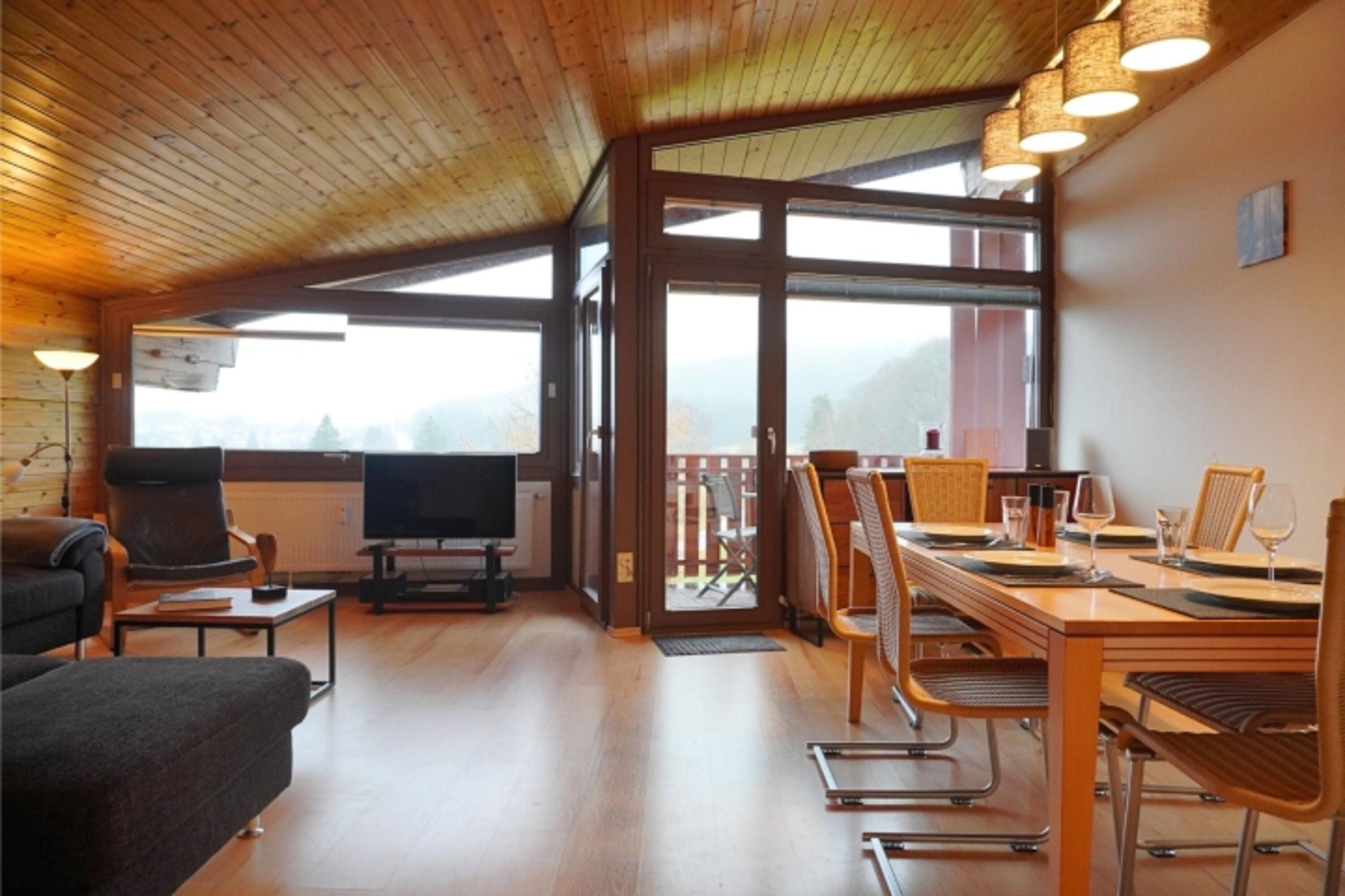 Wohnzimmer mit Panoramafenster
