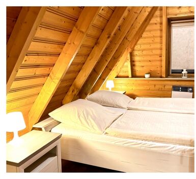 Schlafzimmer mit Doppelbett 