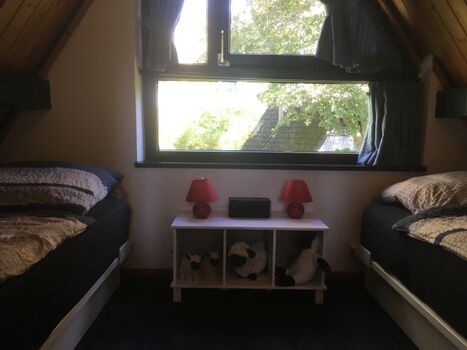 kleines Schlafzimmer mit getrennten Betten