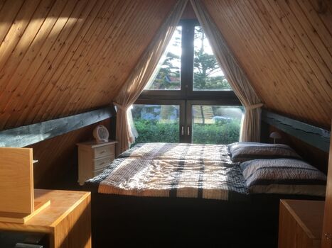 offenenes Schlafzimmer mit Boxspringbett