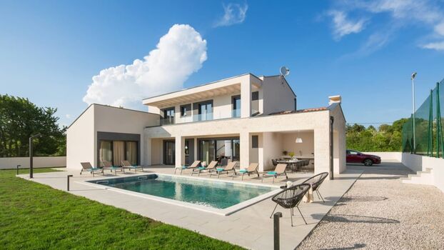 Außenansicht mit Pool