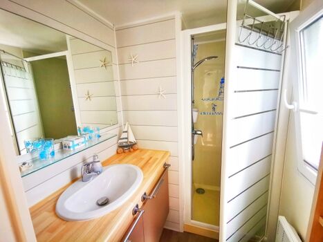 Dusche mit einem Fenster