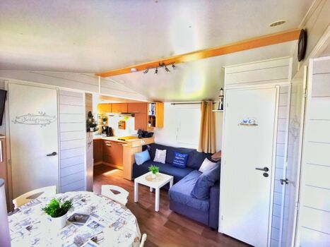 Wohnzimmer mit einer Schlafcouch