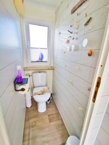 separates WC mit Fenster