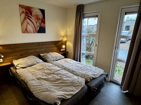 Hauptschlafzimmer mit bequemen Doppelbett