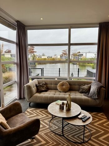 Gemütliches Wohnzimmer mit Blick in den Garten