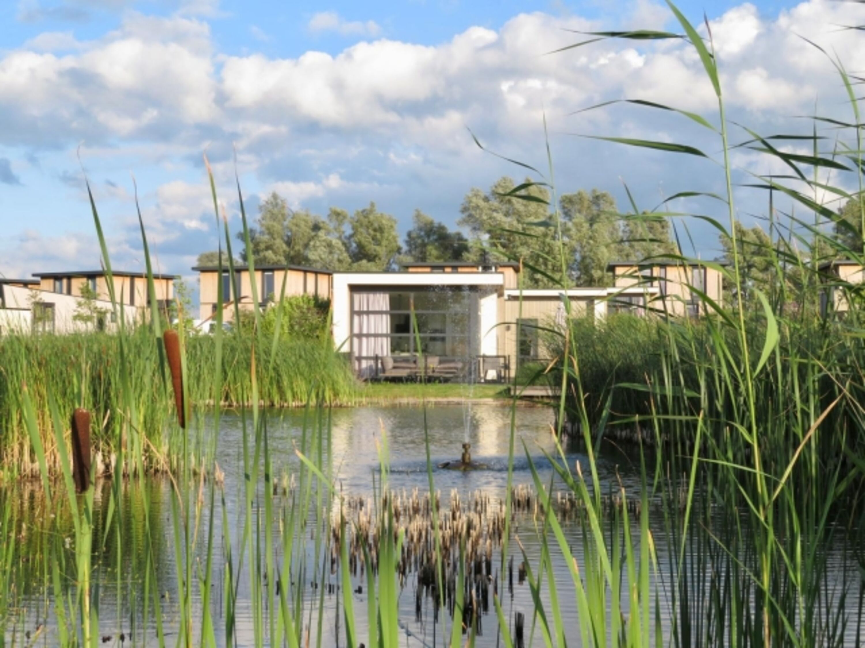 Direkt an der Wasserkreuzung des Parks