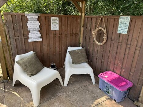 Und eine überdachte Lounge-Ecke