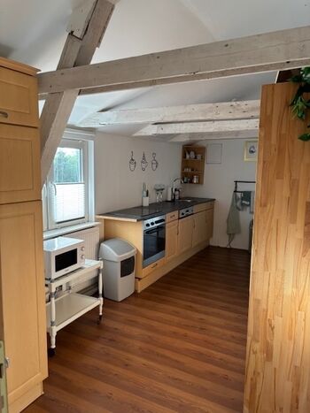 Vollständig ausgestattete Küchenzeile mit allen Küchengeräten….