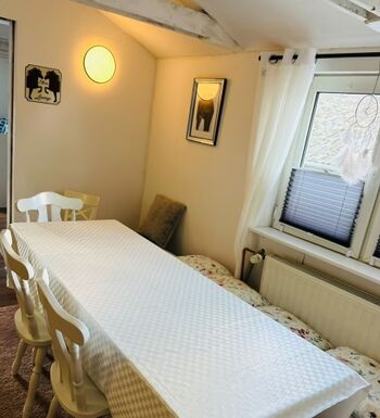 Großer Tisch im Essbereich für viele gesellige Runden