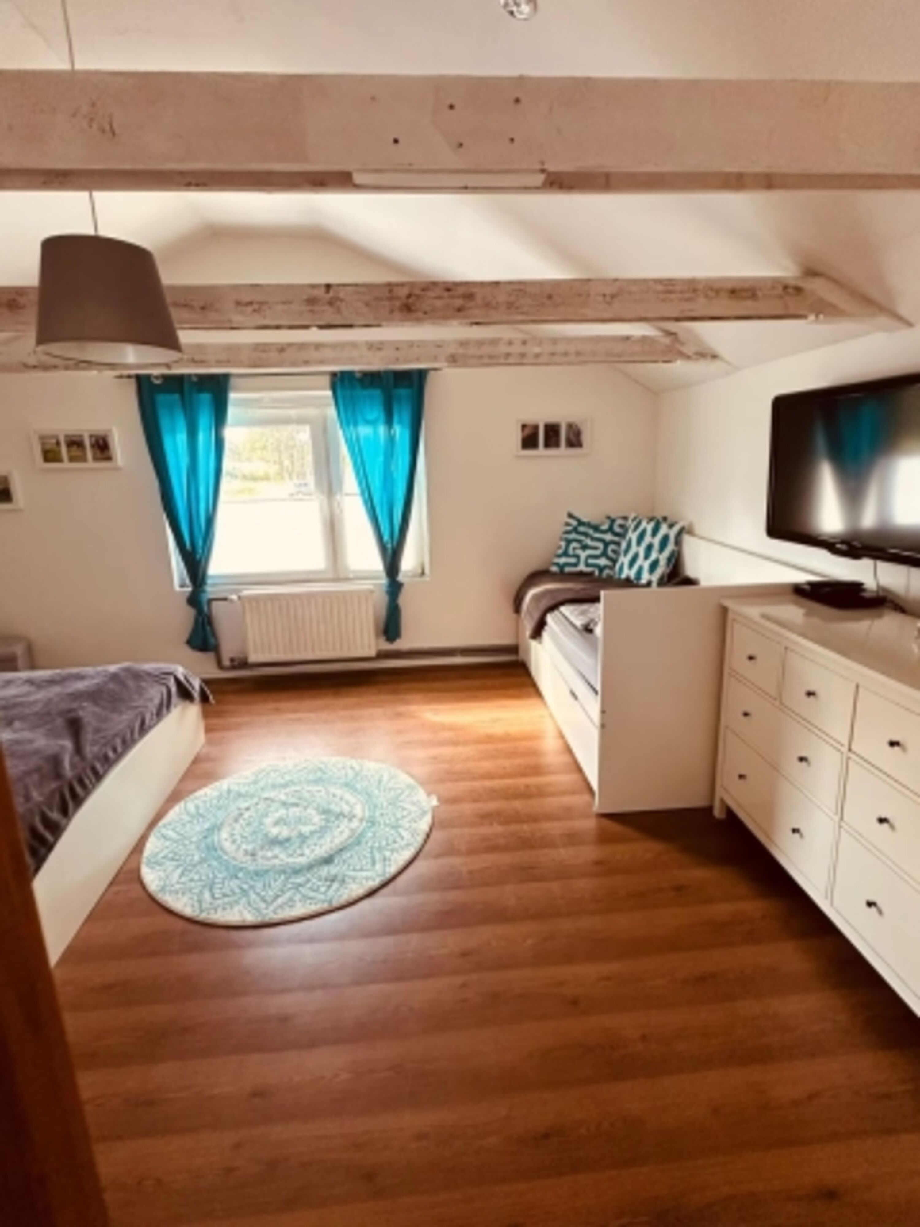 .. zusätzlichem Bett, Kommode und Fernseher