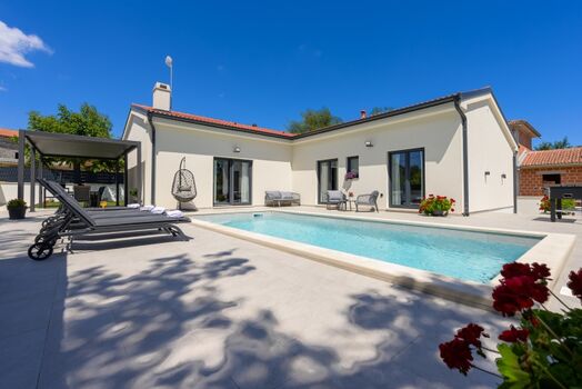 Außensicht mit Pool