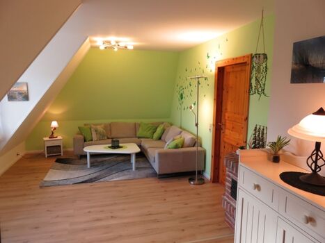 Das gemütliche Wohnzimmer mit Blick auf die Felder