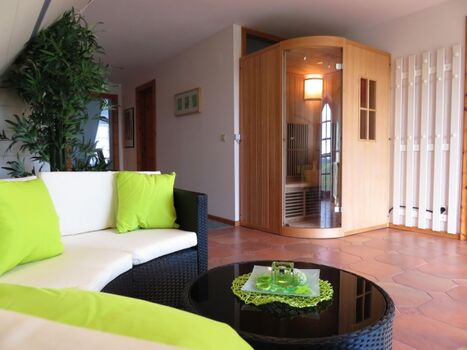 Kombisauna mit Infrarot und Loungebereich