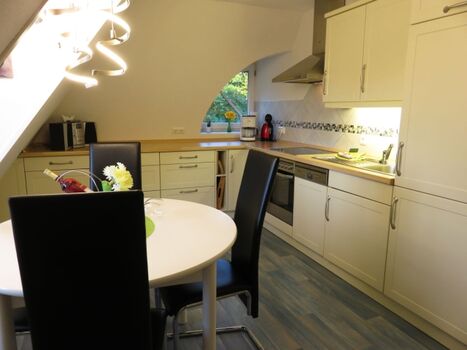 Die voll ausgestattete Küche mit Blick in den Garten