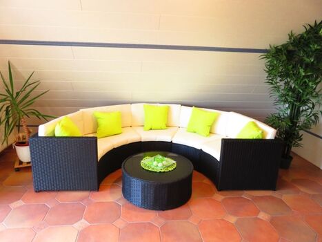 Loungebereich mit Blick auf die Felder