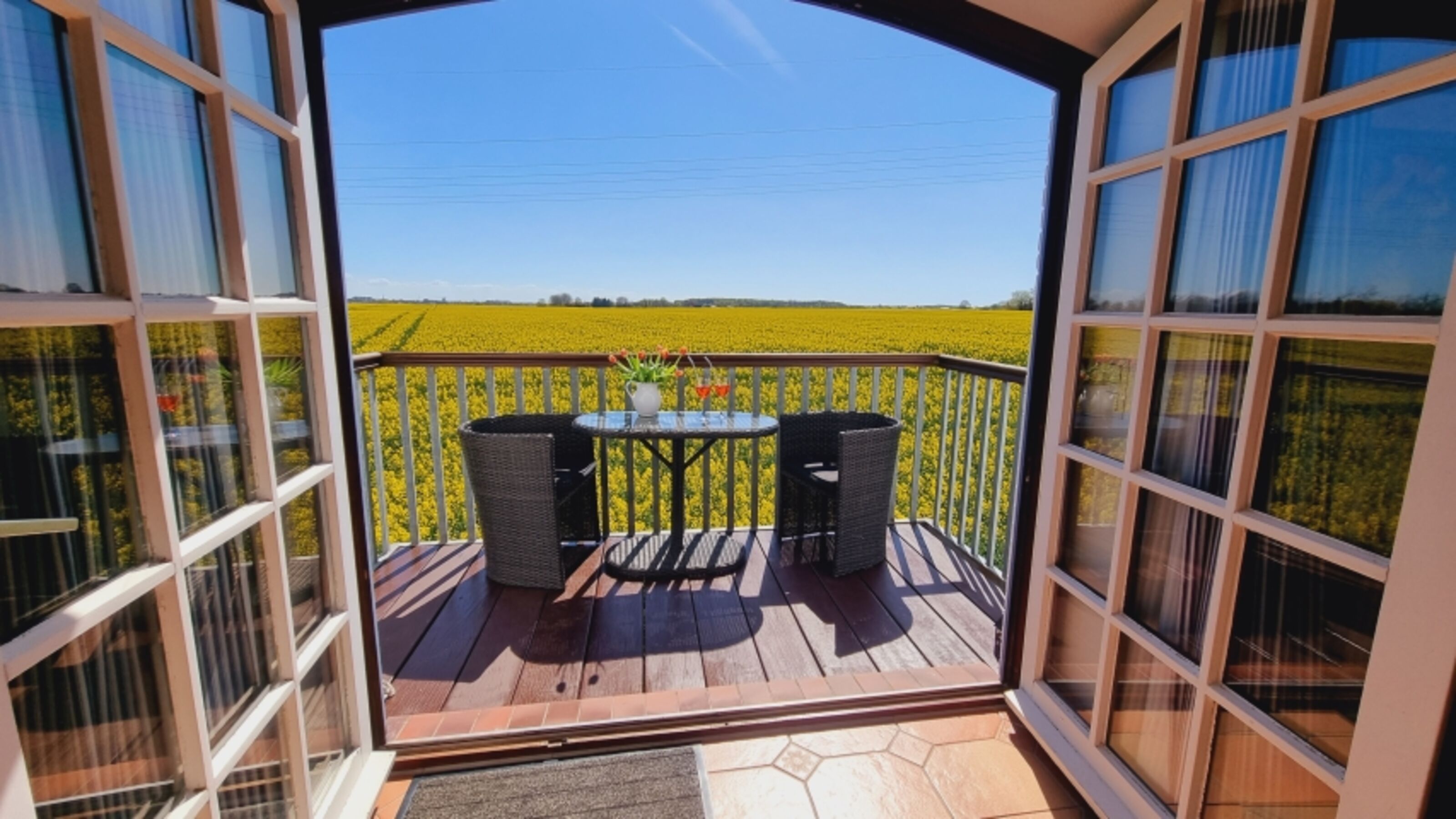Sonnenschein auf dem Balkon genießen