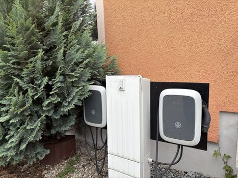 2 der 3 Ladesäulen für E-Autos