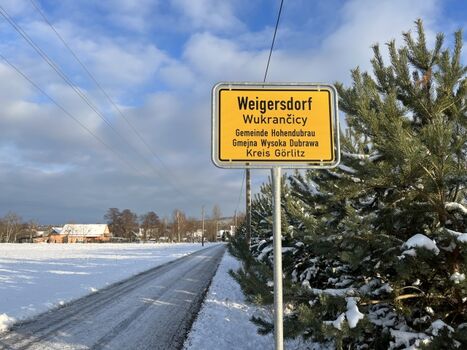 unser Hof - von den Feldern kommend