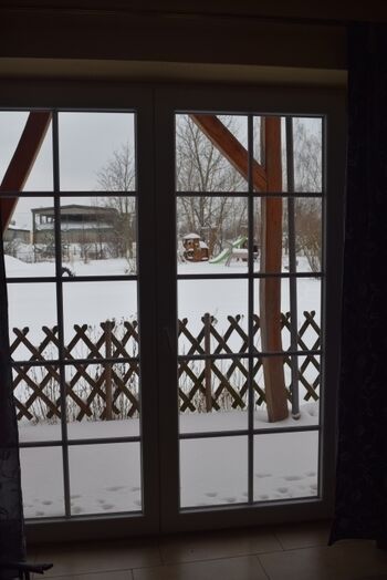 Blick vom Wohnzimmer nach draußen  - im Winter