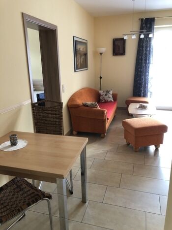 Blick vom Küchenbereich Richtung Wohnzimmer, links zum Schlafzimmer