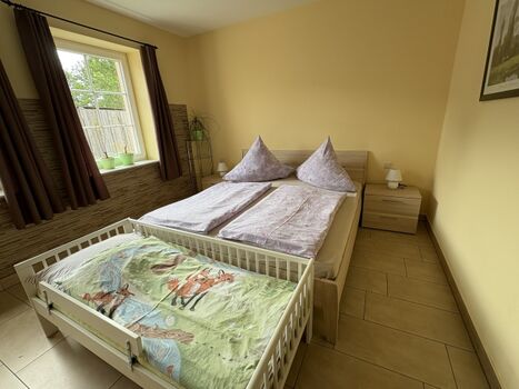 Schlafzimmer - mit Kinderbett (1,60 m)