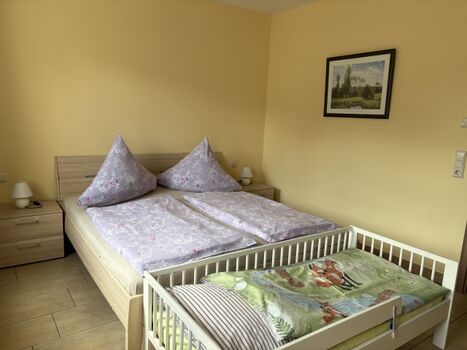 Schlafzimmer - mit Kinderbett (1,60 m)