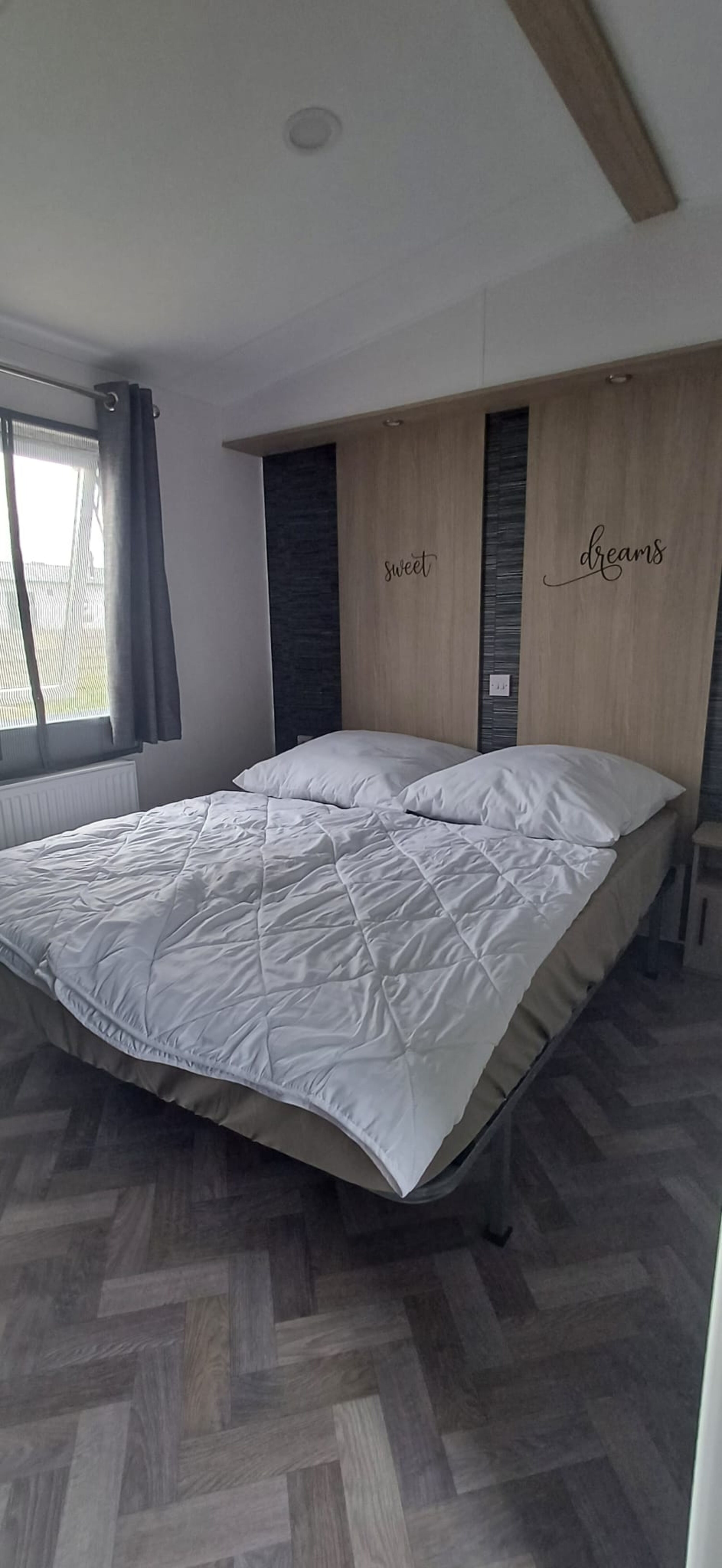 Schlafzimmer mit Doppelbett