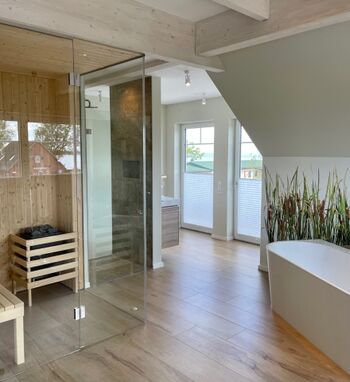 Badezimmer Sauna und Wanne im Obergeschoss