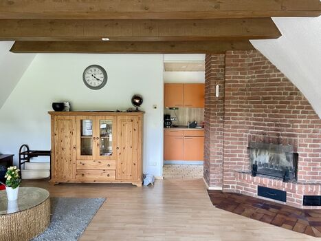 Wohnzimmer mit offenem Kamin