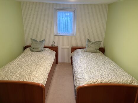 Zwei Einzelbetten im separaten Schlafzimmer