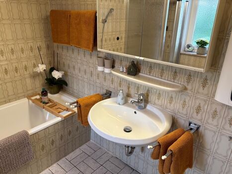 Badezimmer mit Dusche/Wanne/WC