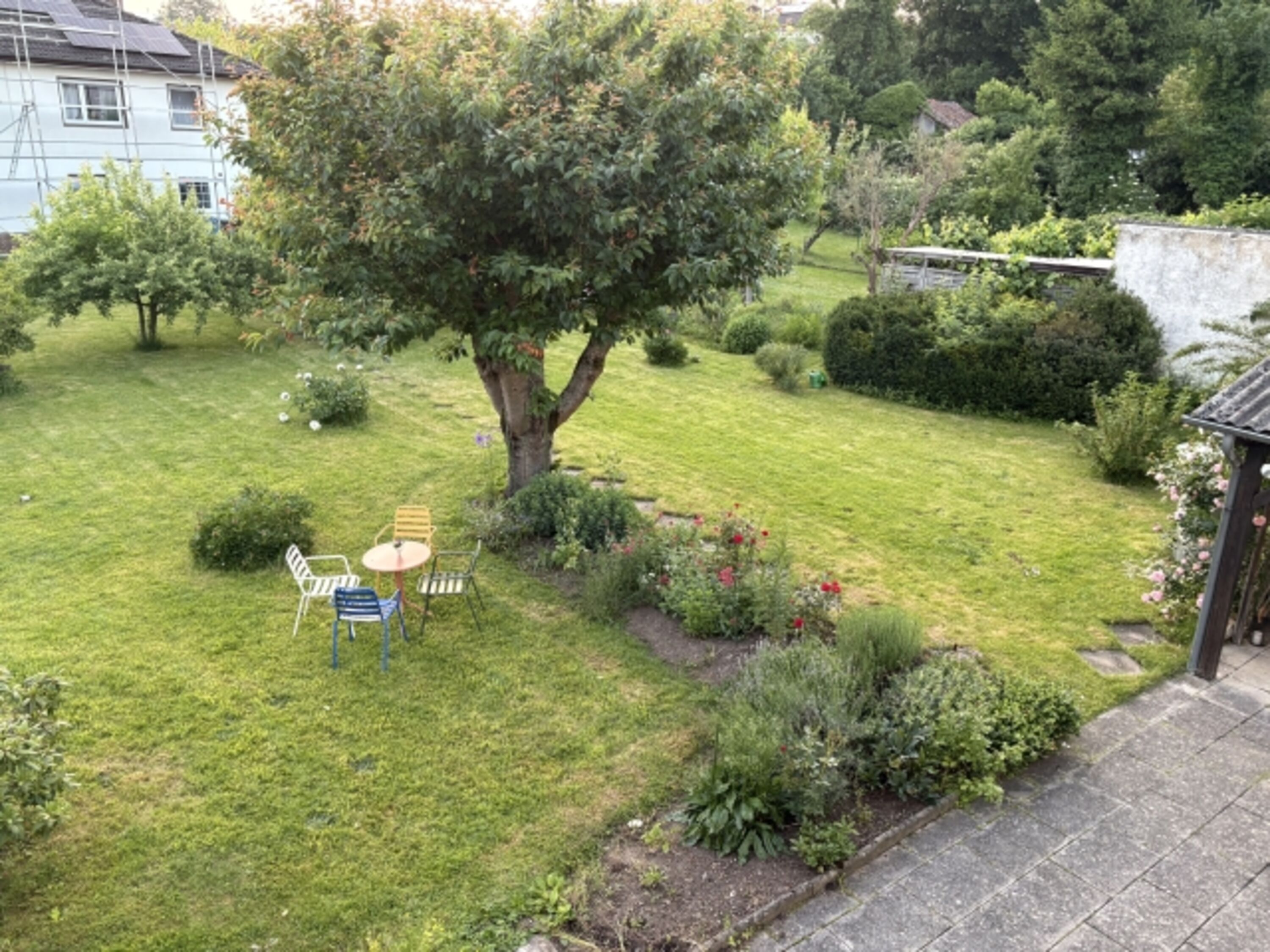 Weitläufiger, eingezäunter Garten