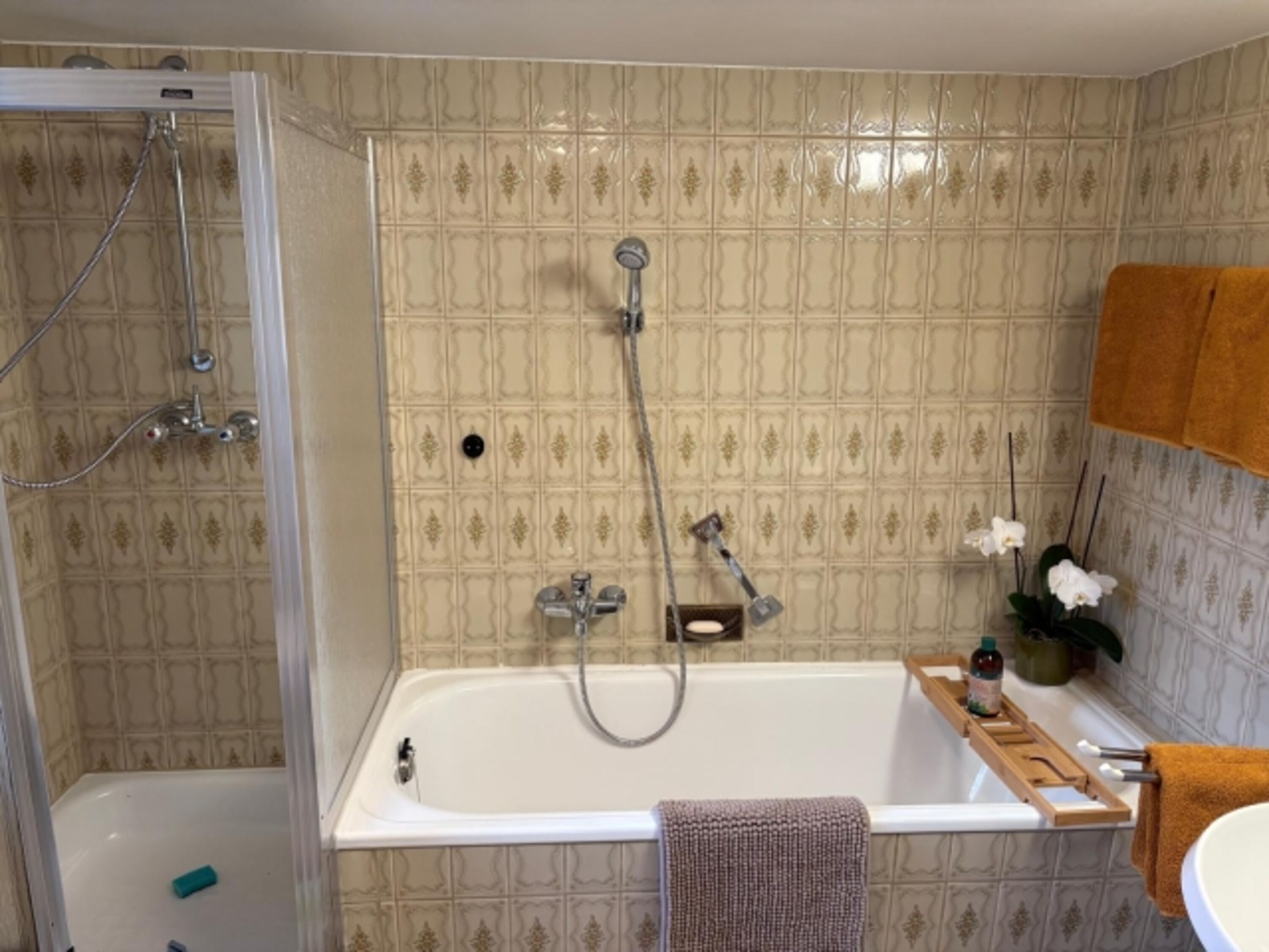 Bad mit Dusche und Badewanne