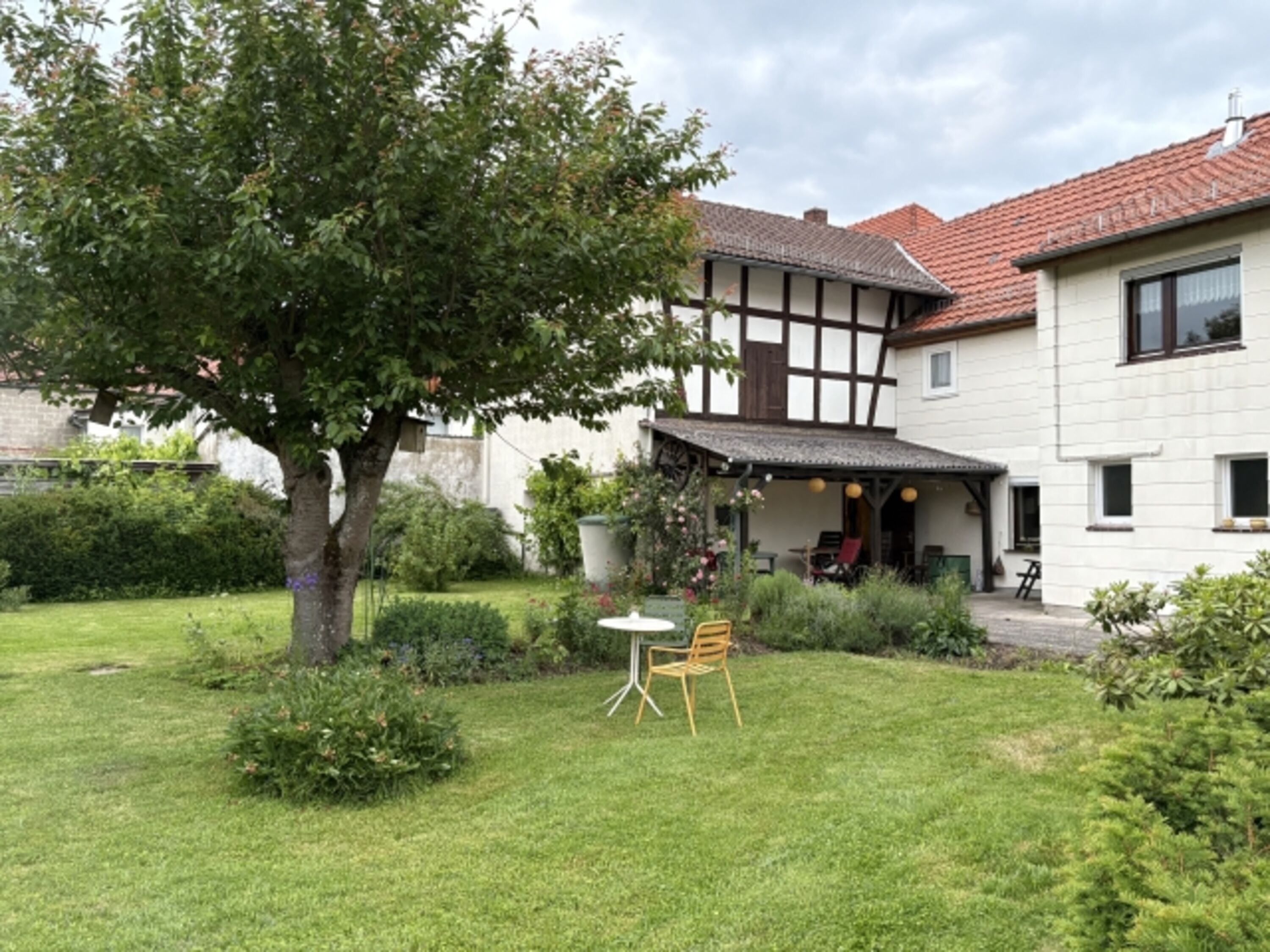 Eingezäunter Garten mit überdachter Sitzecke