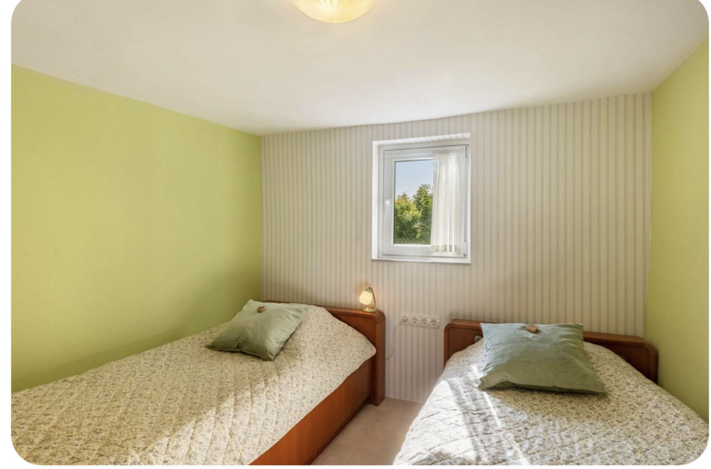 Schlafzimmer mit zwei Einzelbetten